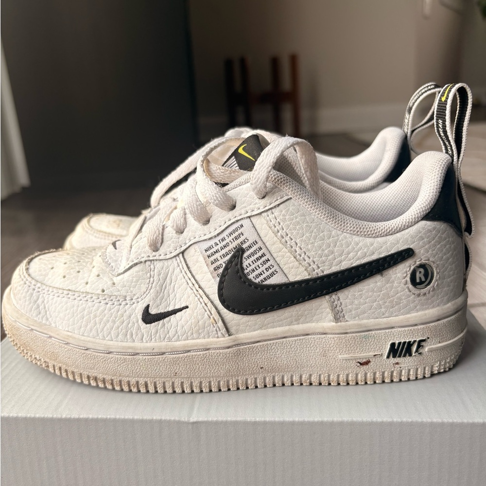 Nike Air Force 1 LV8 Utility PS White Black Shoes
See photos for wear and tear.